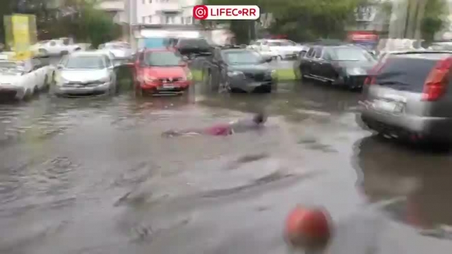 Видео: в Челябинске мужчина переплыл лужу на парковке