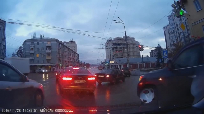 В сети появилось видео столкновения иномарок в центре Воронежа