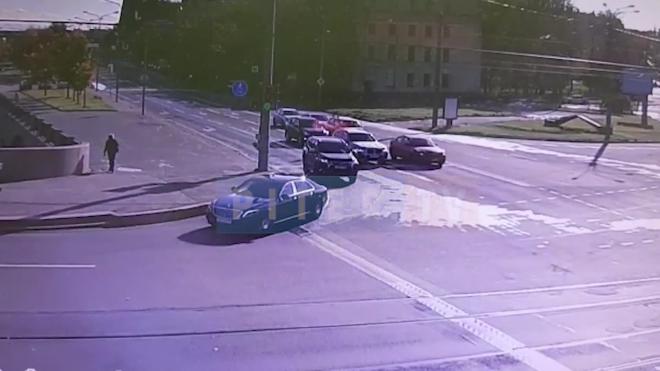 Видео: легковушка врезалась в бок другому авто на Петроградской набережной
