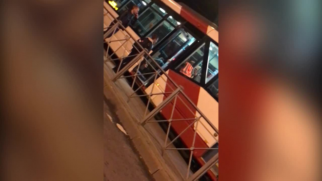 В трамвае Купчино подрались трое пассажиров: двое избили ногами петербуржца