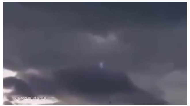 В сети появилось завораживающее видео с предположительным "молнеподобным" НЛО 