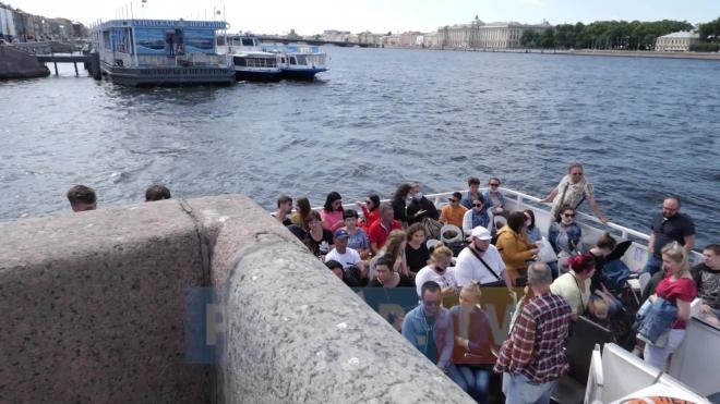 Видео: в Петербурге на набережной собралась очередь из желающих прокатиться по рекам и каналам