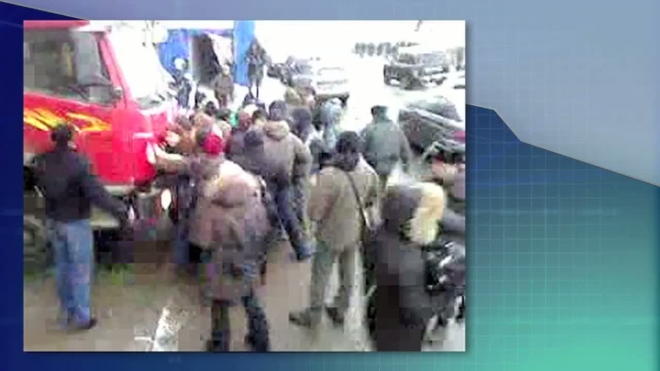 Градозащитники ложатся под КАМАЗ у Невского, 68 - видео с места событий