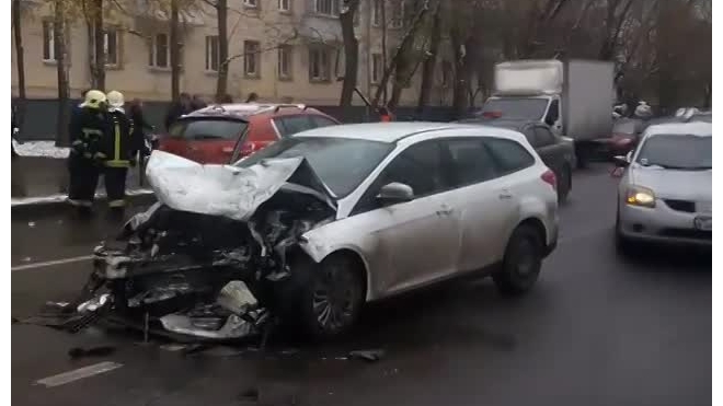  В Москве лобовое столкновение парализовало улицы в Тушино