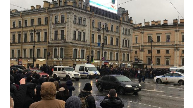 Очевидцы сняли задержание сторонников Навального на площади Восстания