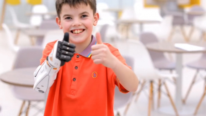 Восьмилетний мальчик стал самым молодым обладателем бионической руки