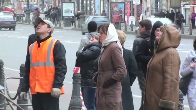 Камнепад  на Невском.  Жилищники обвалили штукатурку