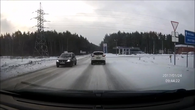 Заходит в поворот.