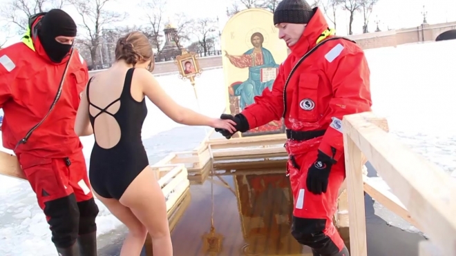 Крещенские купания на Петропавловке 2014: молебен, народный стриптиз и Микки Маус