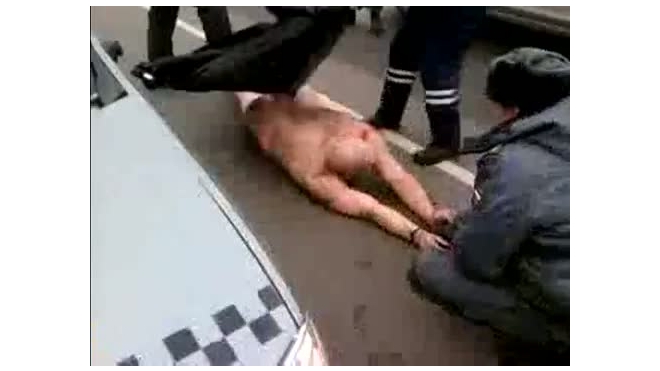 Руководство московской полиции хочет узнать, как «голый лихач» получил права