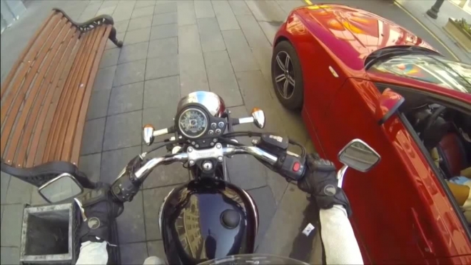 Видео, где мотоциклистка-мстительница наказывает водителей за мусор, за три дня набрало 5 млн просмотров