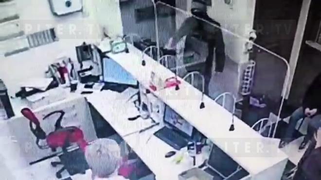 Вооруженный мужчина ограбил психиатрическую клинику в Петербурге
