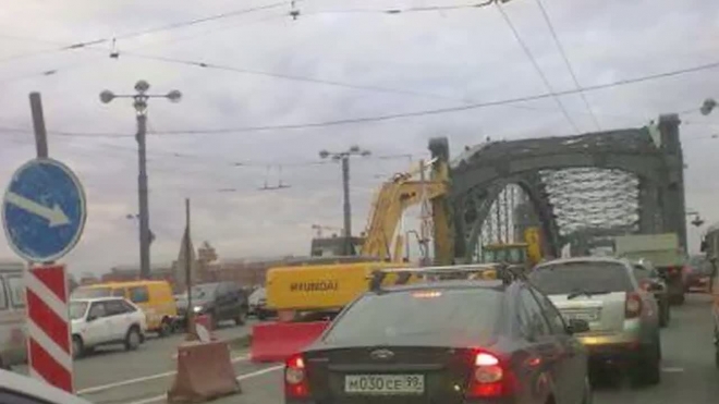 Молотком по разгильдяйству. На Большеохтинском мосту демонтируют трамвайные пути.