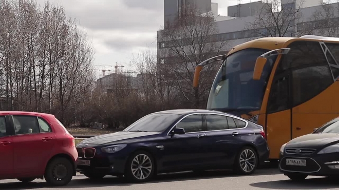 Еще одно ДТП с дорогим авто: на углу Типанова и Космонавтов столкнулись "БМВ" и огромный автобус