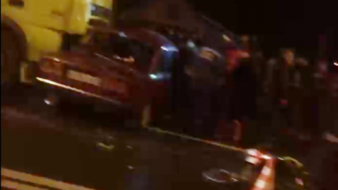 На Московском шоссе при столкновении легковушки с фурой погиб человек