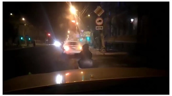 Видео: в Чите мужчина катался на санках, привязанных к автомобилю