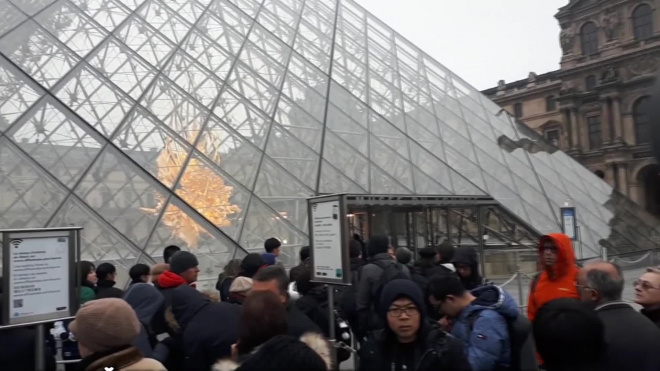 Лувр закрылся за-за большого количества посетителей