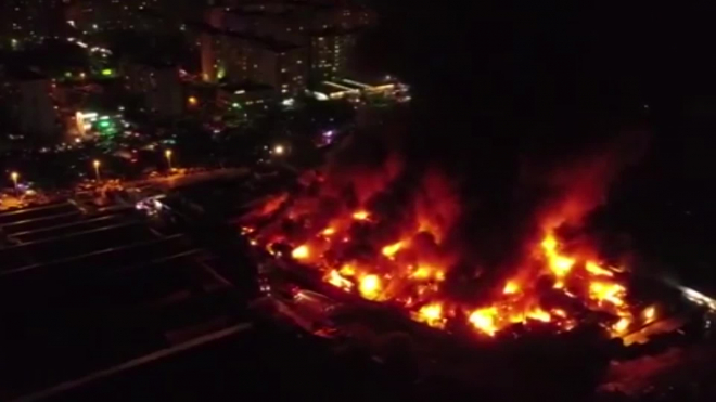 Пожар на рынке Ростова-на-Дону на площади 6000 кв.м тушили всю ночь