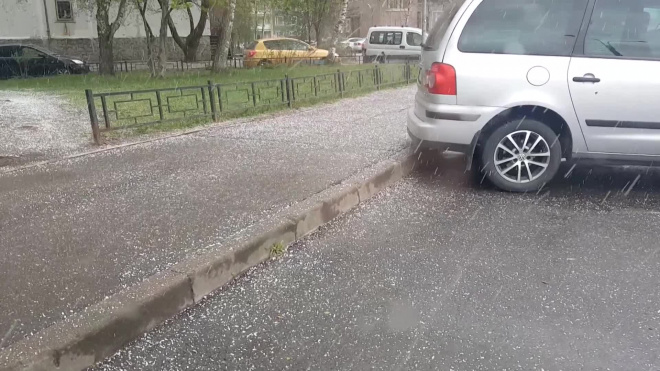 Жители Петербурга делятся фотографиями и видео выпавшего града