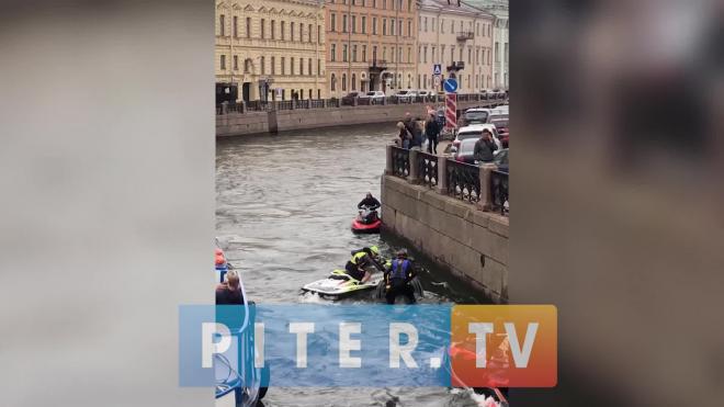 В Мойке утонул гидроцикл, водителя вытащили из воды друзья