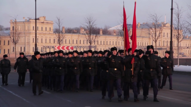 До Парада Победы в Петербурге еще далеко, но улицы уже перекрывают для репетиций