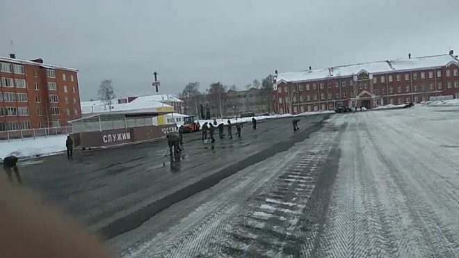 В Петергофе курсанты вручную укладывали асфальт в непогоду