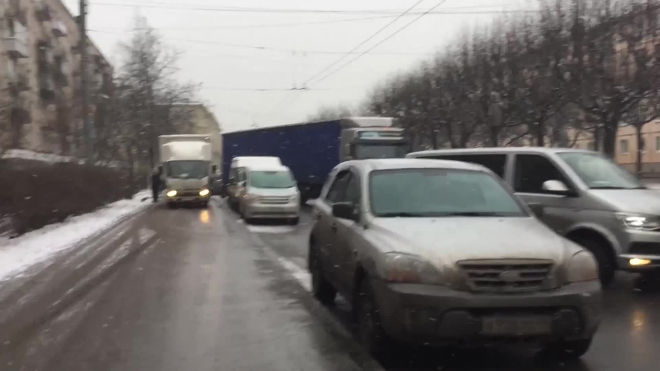 В Петербурге собирается пробка из-за фуры, которая перегородила дорогу 