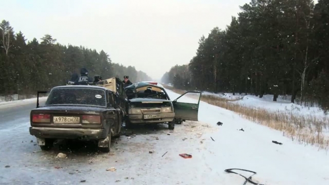 ДТП с участием 5 авто на Урале, там сбили водителя, вышедшего из машины