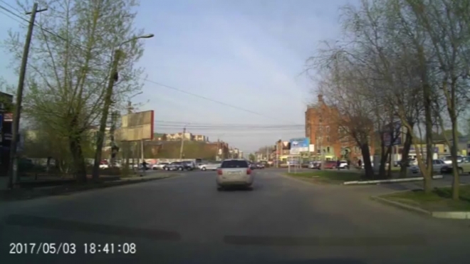 Невозмутимая автоледи ездила по встречке в Омске