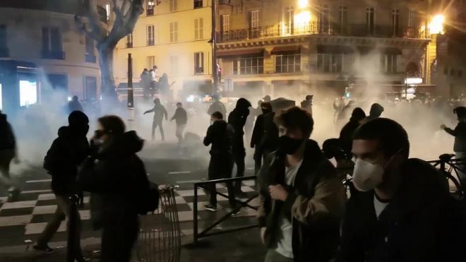 Полиция Парижа применила слезоточивый газ и водометы на акции протеста