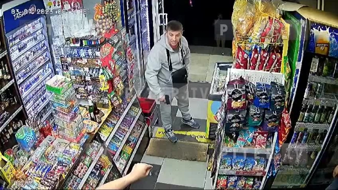 Момент нападения петербуржцев на продавца сняла камера видеонаблюдения