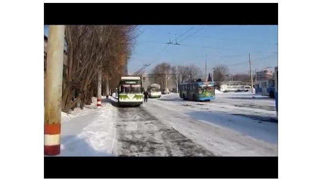 В Нижнем Новгороде троллейбус врезался в остановку с людьми