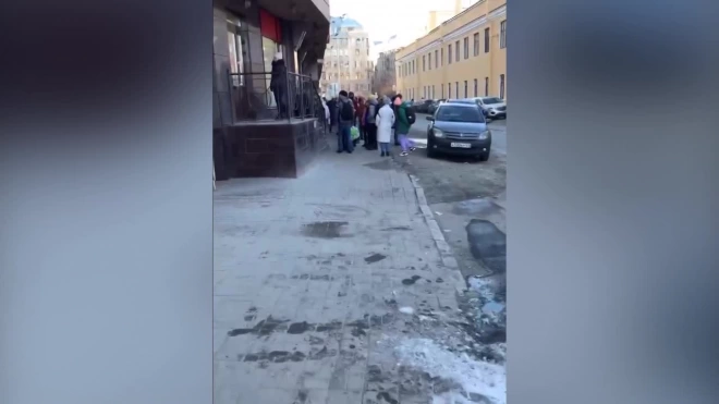 Петербуржцы выстроились в очередь у банкомата на улице 9-й Советской