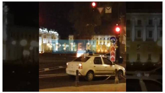 Пьяный петербуржец сжег свою машину на Дворцовой площади 