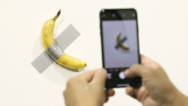 Художник съел банан, проданный за 120 тысяч долларов