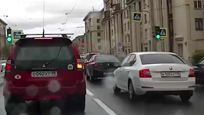 В Невском районе пешеход побежал на "красный" и попал под колеса сразу двух машин