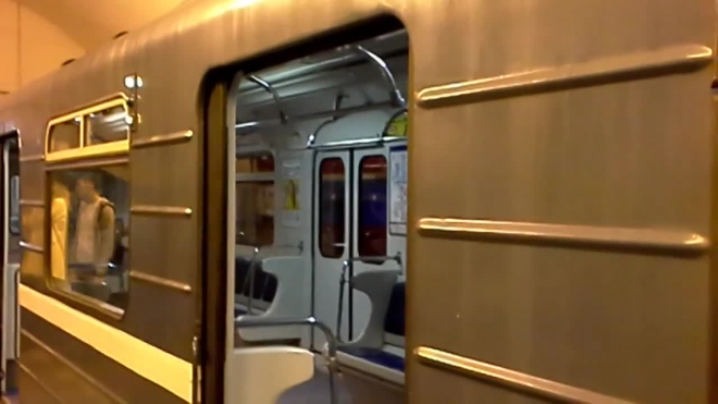 Очевидцы: в утренний час пик в метро от поезда шел дым