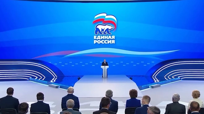 Путин: к партии власти неизбежно "липнут" случайные люди