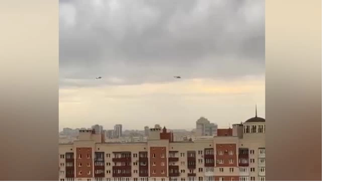 На юго-западе Петербурга в небе заметили два военных вертолета 