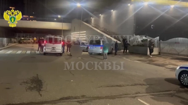 Мужчину забили до смерти в ходе драки у ТЦ в центре Москвы