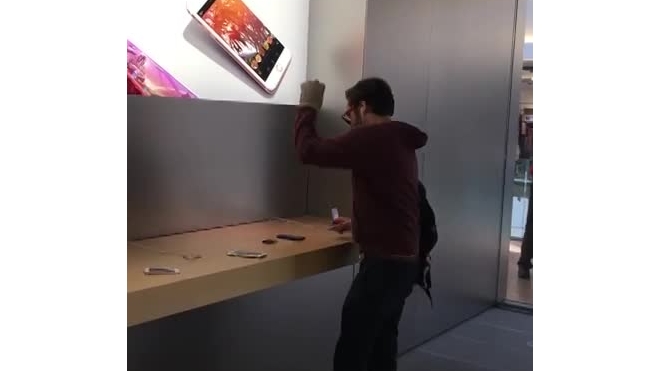 Француз, крушащий технику Apple в фирменном магазине, попал на видео
