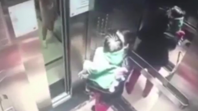Жуткое видео из Китая: Высокооплачиваемая няня жестоко избила малыша в лифте