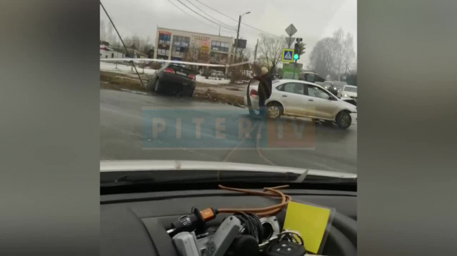 Видео: в Красном Селе столкнулись две иномарки