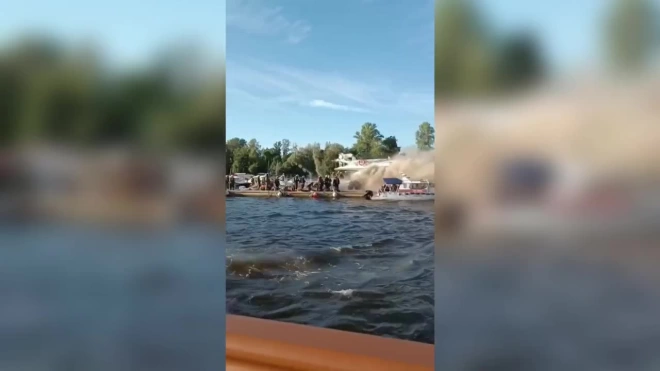 В Петербурге на Крестовском острове вспыхнула двухпалубная яхта
