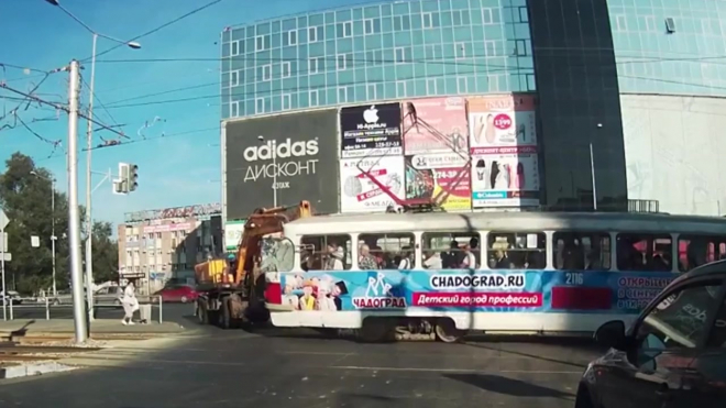 Ужасающее видео из Самары: экскаватор протаранил трамвай