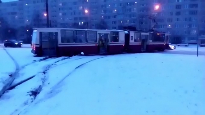 Видео: в Петербурге трамвай сошел с рельсов из-за снегопада