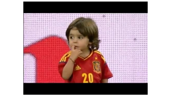 Сборная Испании отпраздновала триумф на Евро-2012 вместе с детьми
