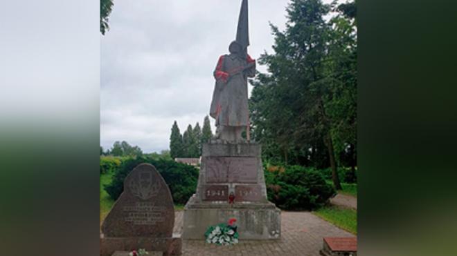В Литве облили краской памятник советскому солдату