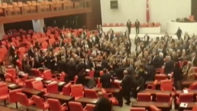 В турецком парламенте массово подрались депутаты двух партий