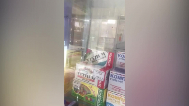 Видео: На Ленинском проспекте кассирша в аптеке заплевала клиента